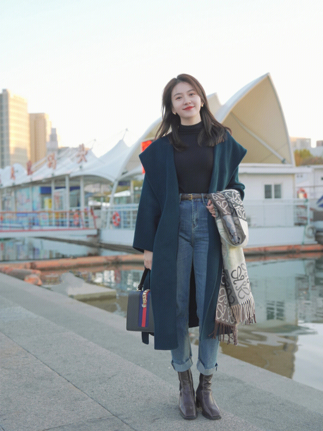 今年最实用的大衣穿搭技巧,牛仔拼接假两件针织衫搭配大衣