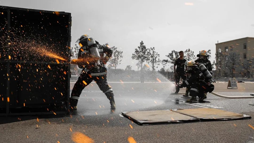 河南省消防员立功喜报送到家,消防站荣获工人先锋号