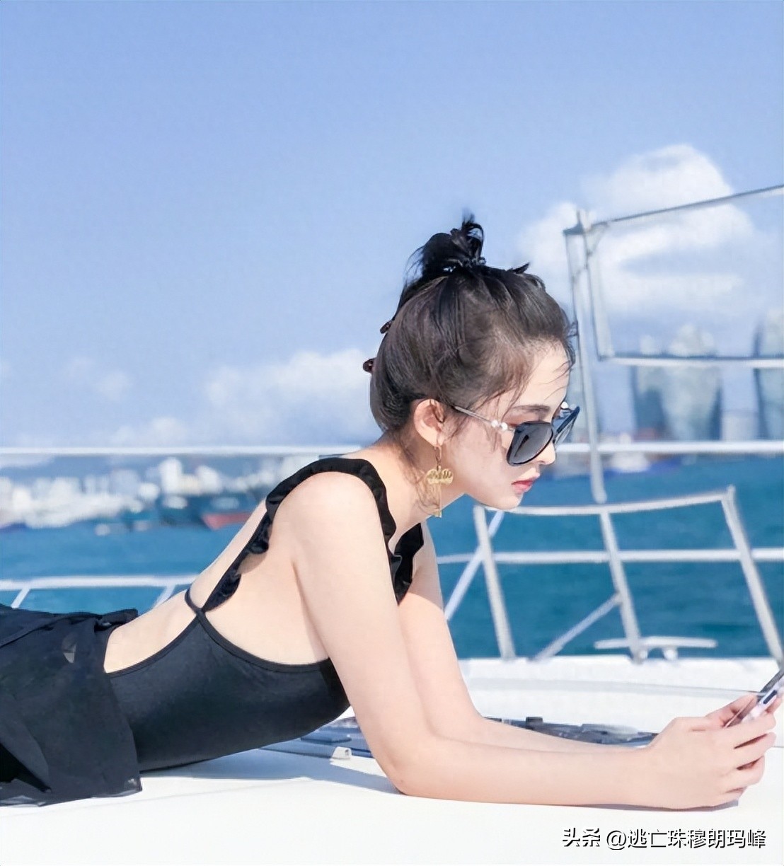 这些女明星真是把“诱惑”玩到了极限,半露*裤内**、露下乳?