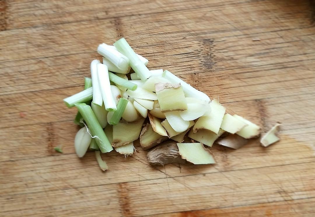 80岁老人吃芹菜有什么功效养身,土豆和芹菜的功效与作用