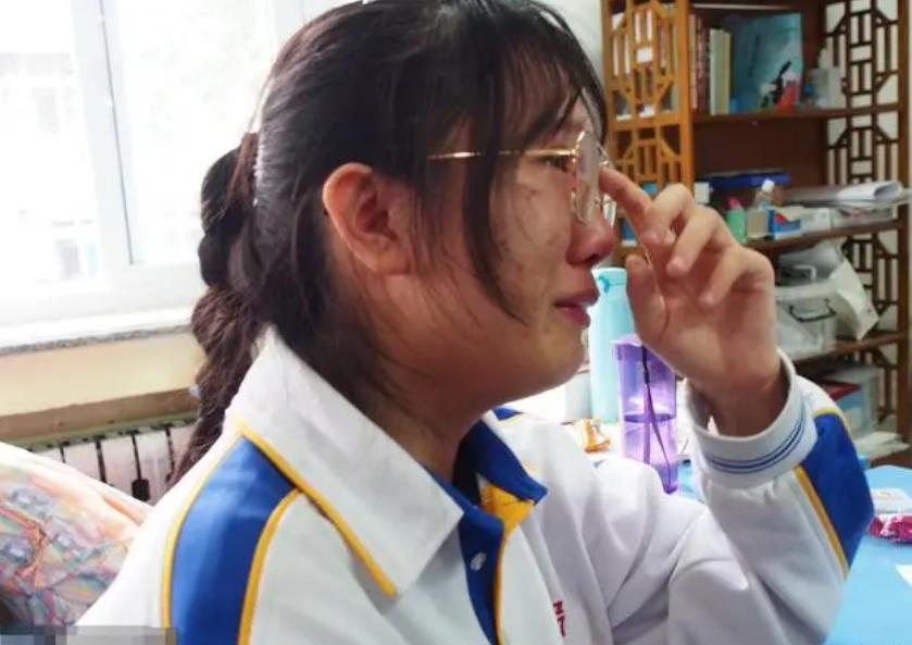 考生估分710实际才702分，崩溃大哭被质疑凡尔赛，网友一句话化解