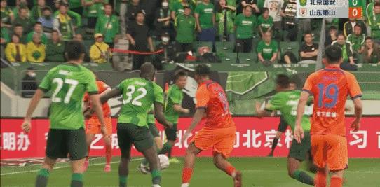 气愤又心酸！裁判无视泰山：2度致命改判，落寞中超贵族声嘶力竭