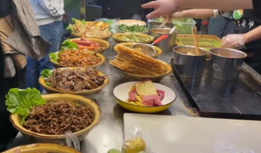 武汉90后小伙不开饭店卖煎饼,武汉90后小伙夜市卖煎饼