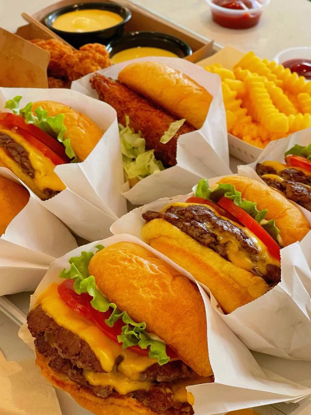 摆地摊卖汉堡包年挣百万,实体餐饮店生意难做