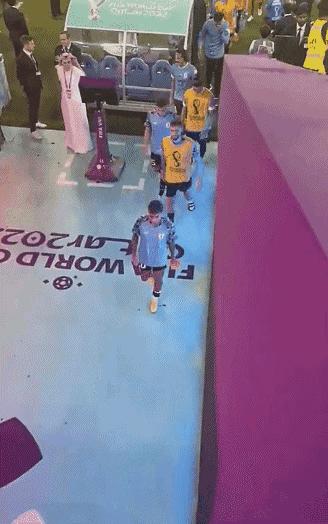 卡瓦尼击倒了VAR机器，乌拉圭赢球却出局，韩国出界的进球却有效