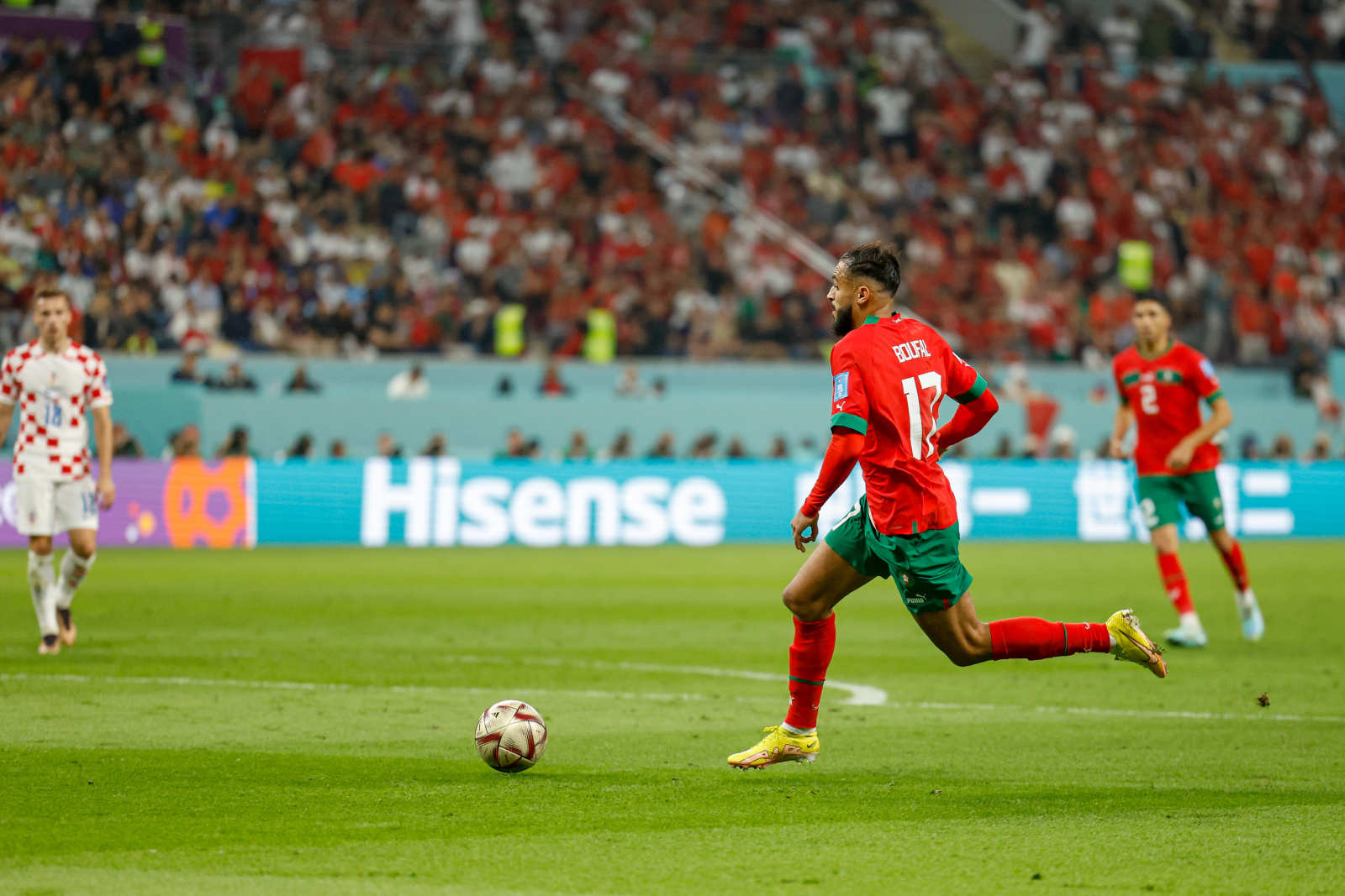 国足被判争议点球裁判被围,国足首战亚洲杯争议判罚