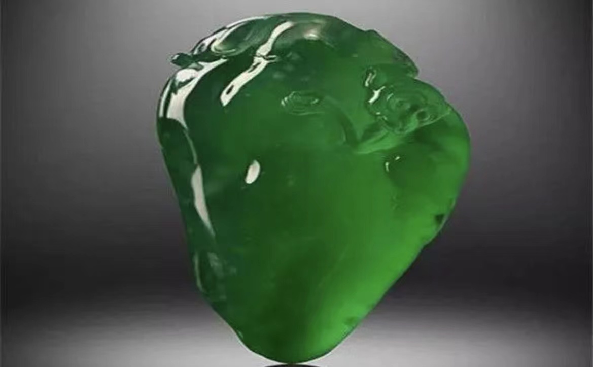 翡翠原石一刀切出冰种满色帝王绿,翡翠原石最好的帝王绿是什么颜色