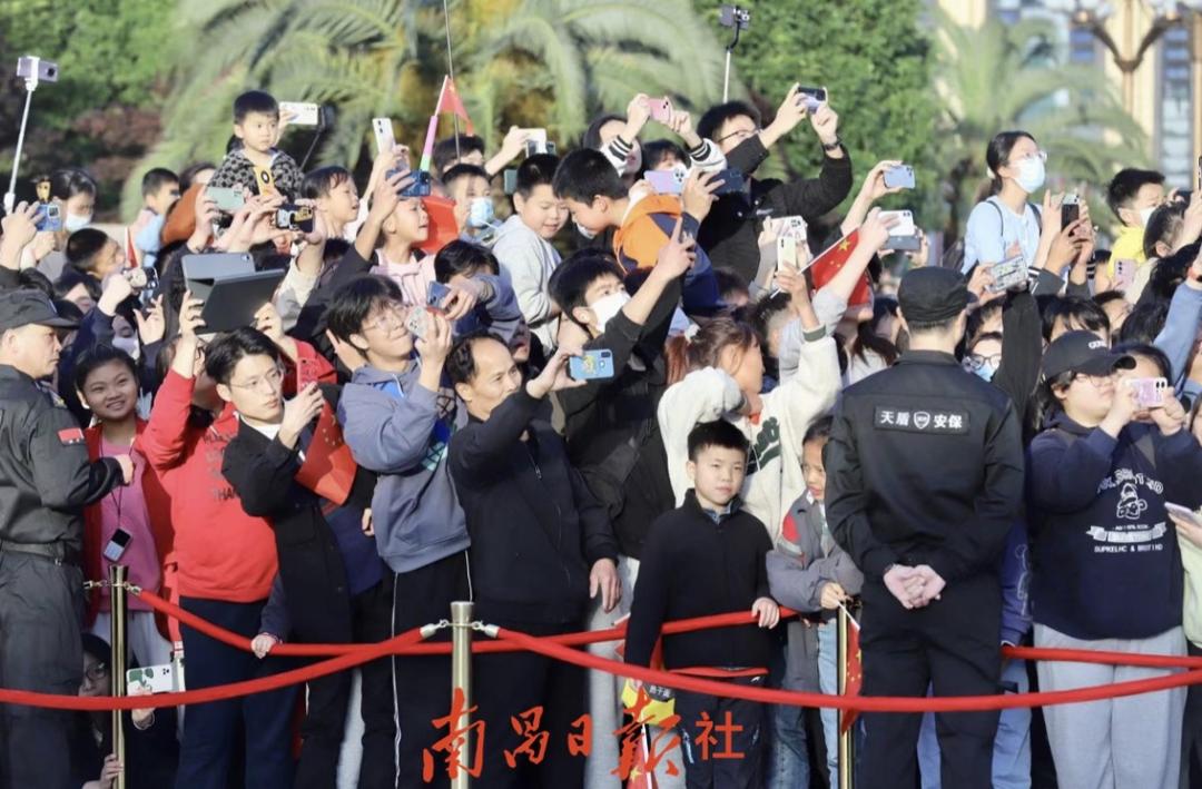 八一广场今天的最新视频,八一建军节一个热血沸腾的场面