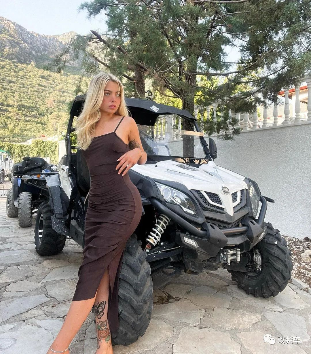 奔驰c级小姐姐改装,奔驰威霆改装小姐姐