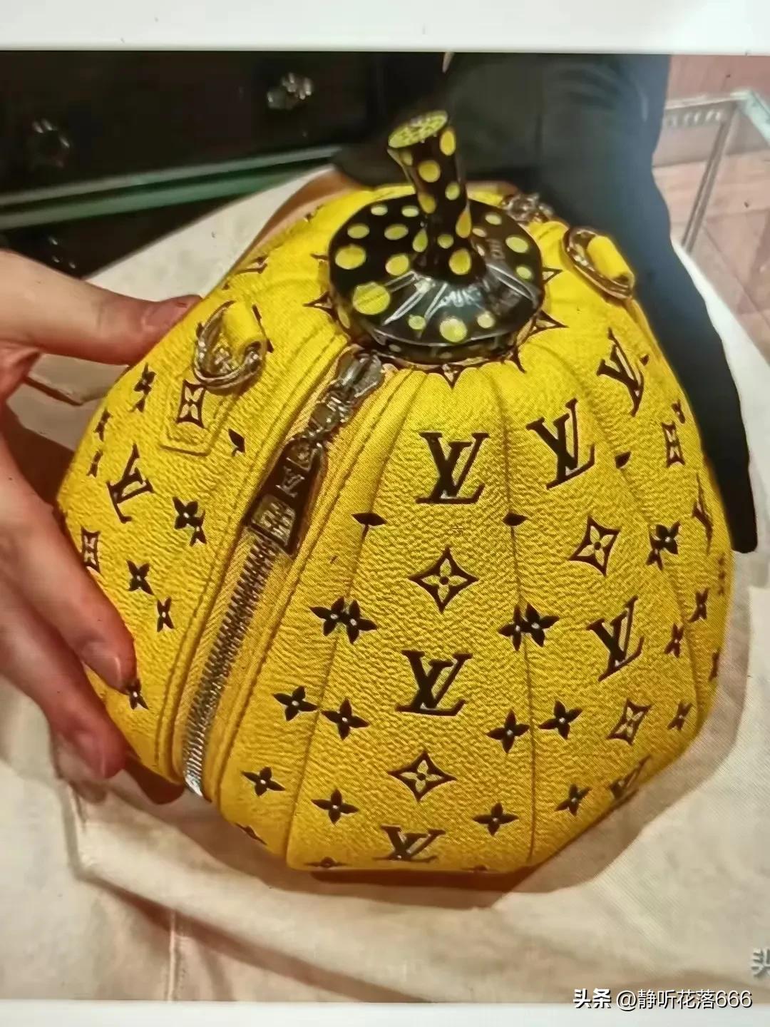 四川成都，女子买LV包成功付款64000，店家拒交货，女子非常气愤