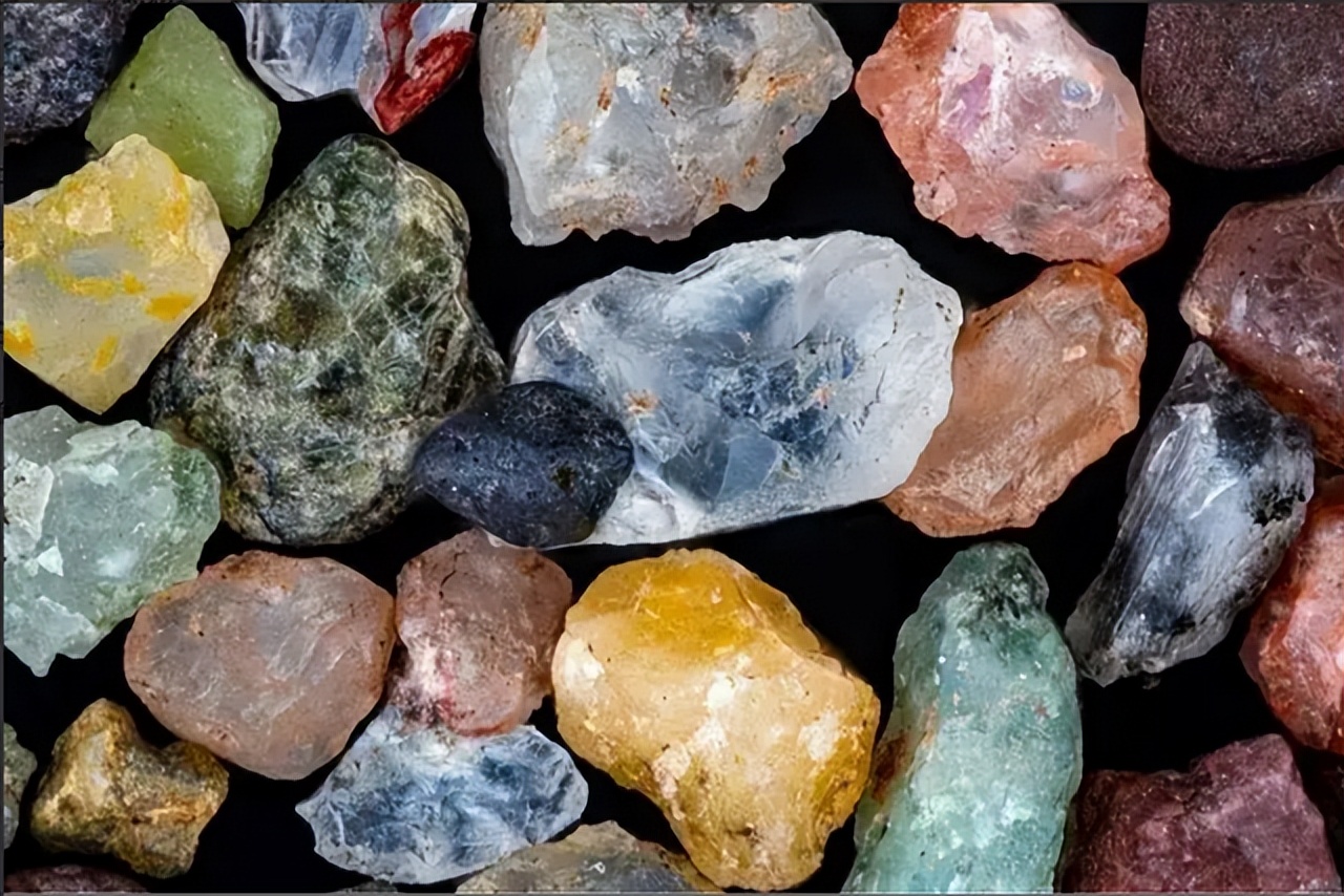 内蒙古五彩石现状,内蒙古湖泊干涸现五彩石