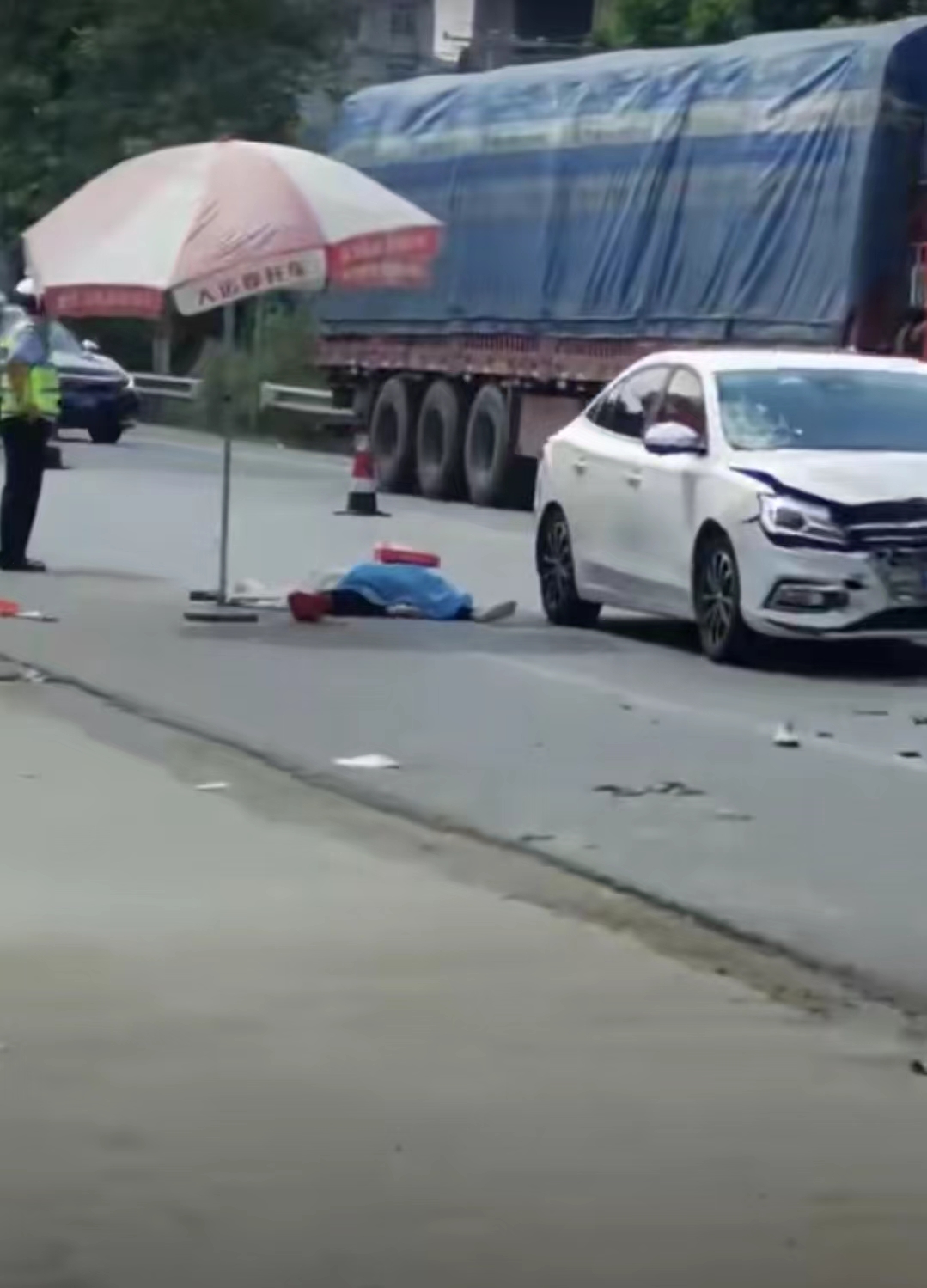 摩托与轿车相撞省道上演惊魂一幕,梧州五车相撞事件最新消息
