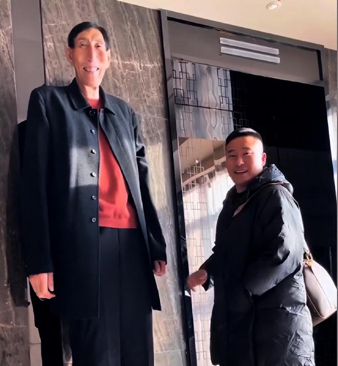 中国第一男巨人鲍喜顺,中国第一巨人鲍喜顺简历