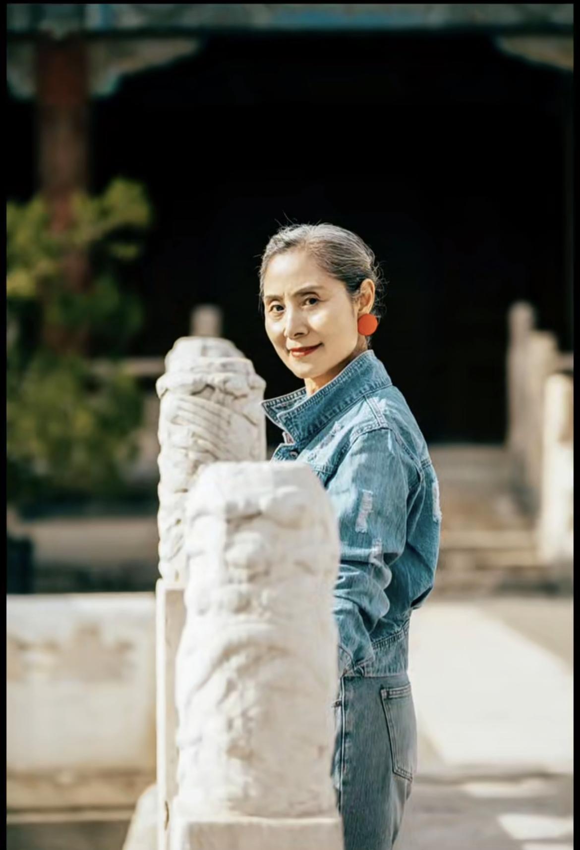 怎么穿红色才不显得尴尬,什么样的红色适合年轻人穿