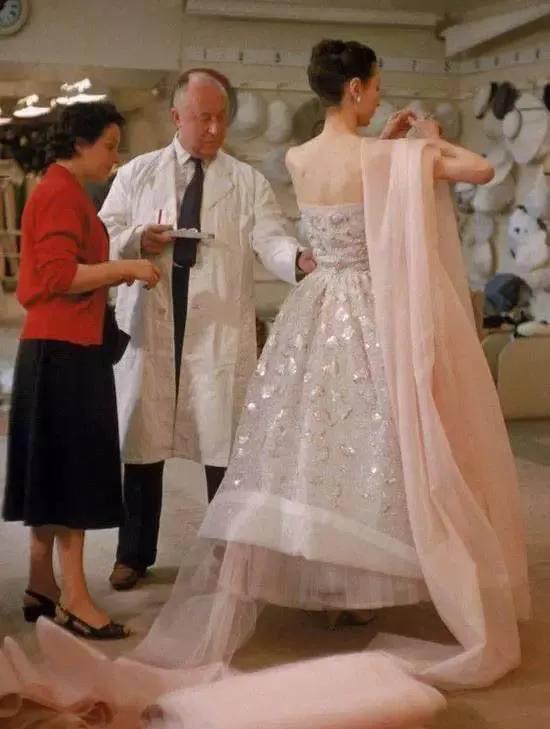 dior鏈嶈鍚勪釜鏃舵湡椋庢牸鐗瑰緛婕斿彉,dior50骞翠唬鏈嶈鐗硅壊