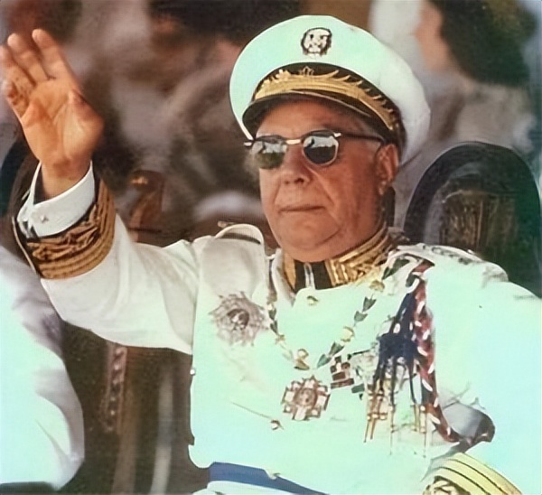 “软饭王”鲁维罗萨：娶过5位富婆，被送轰炸机和超跑，56岁身亡