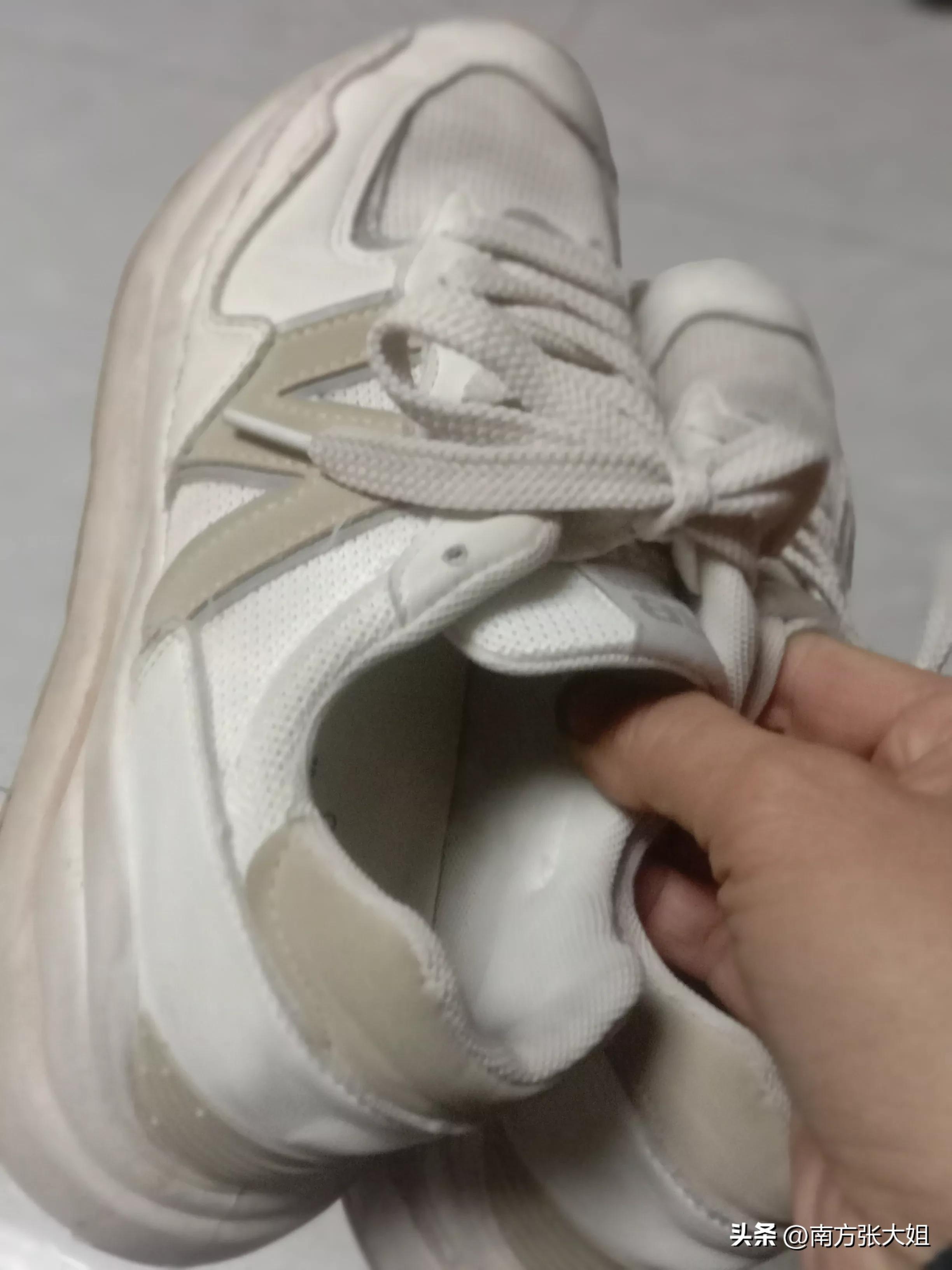 在鞋店买了一双鞋没一个月就坏,在鞋店看上了一双鞋