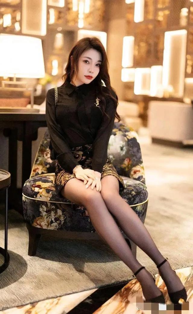 黑丝的姐姐太棒了~想把它抱回家！