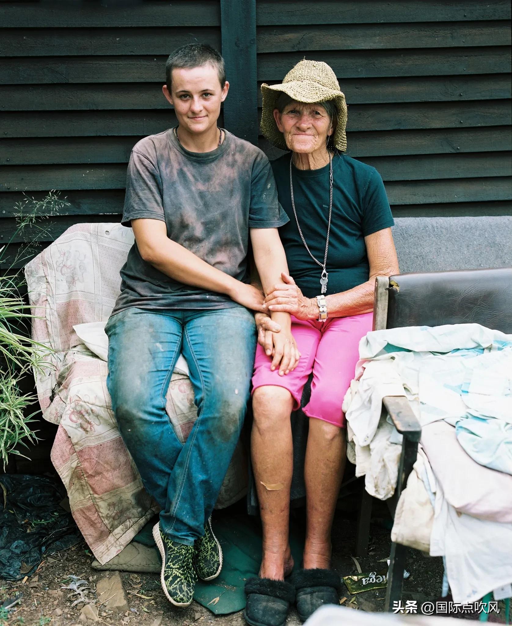 南非“黑白”地位大翻转，黑人翻身做主人，40万白人住贫民窟