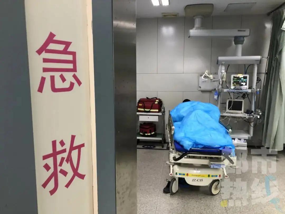 女子腹痛大出血,21岁女子剧烈腹痛抢救不及时