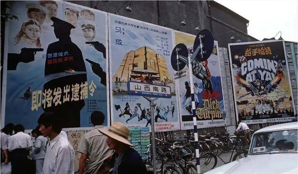八九十年代的街头标语，大型广告牌的生动形象布满了各大城市