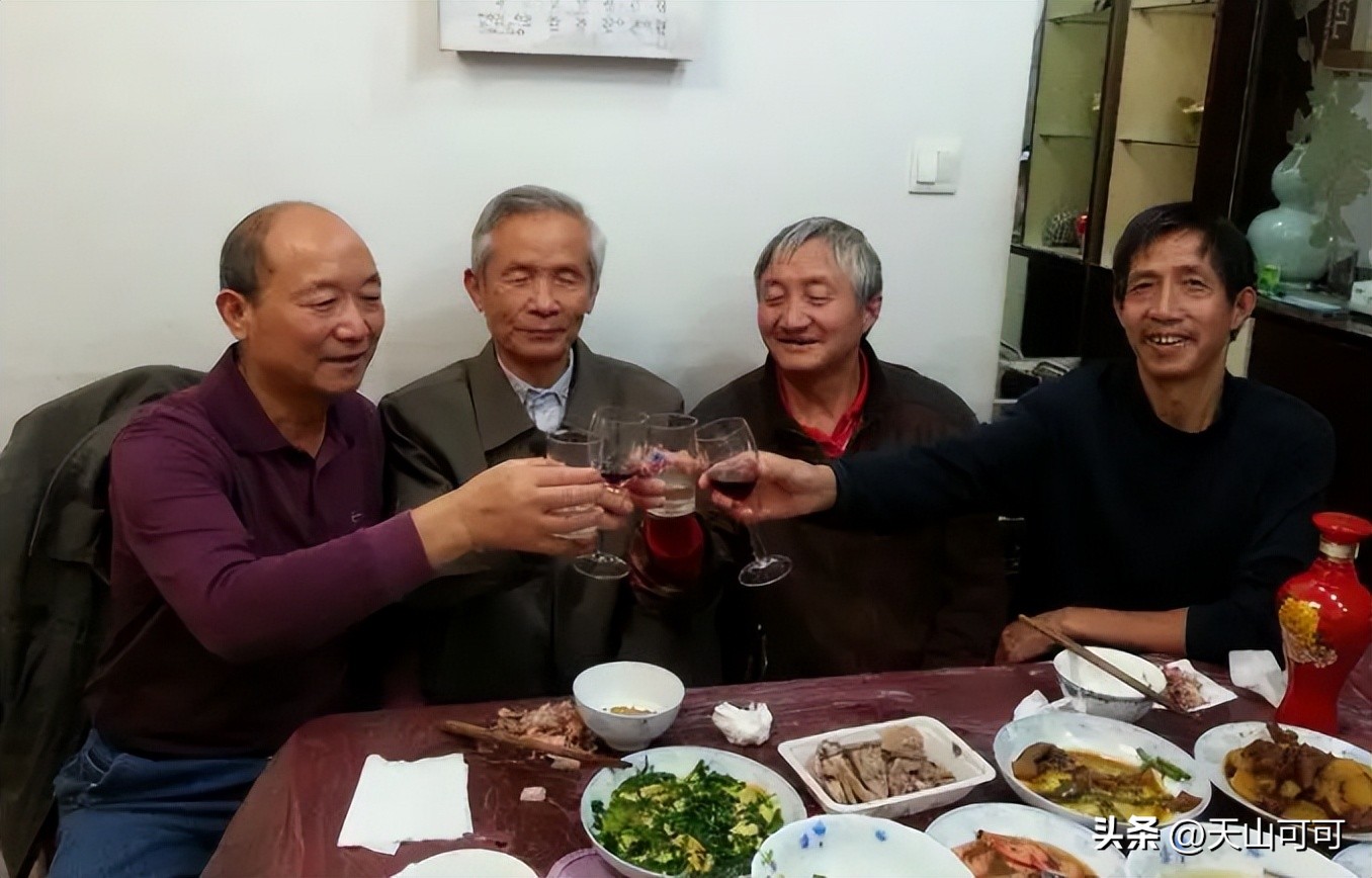 80后聚餐晒出“白酒清单”,迅速走红朋友圈,行家:还是他们会喝