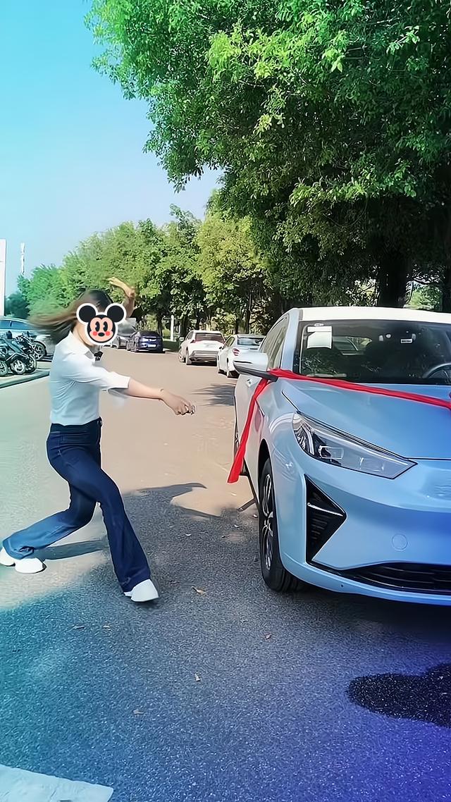 一女子买新车,兴奋过度在车辆旁边跳舞,就连锁个车都要摆姿势