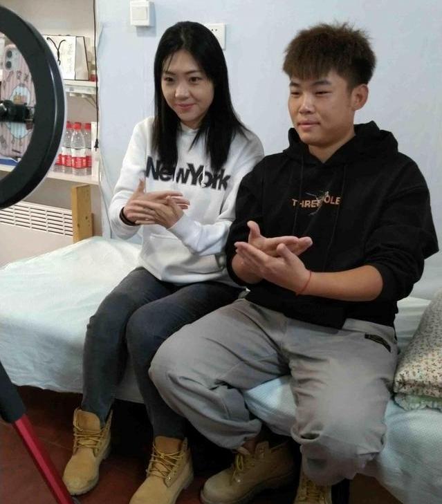 2个聋哑人的姐弟恋,内蒙古聋哑女孩与聋哑男孩的爱情