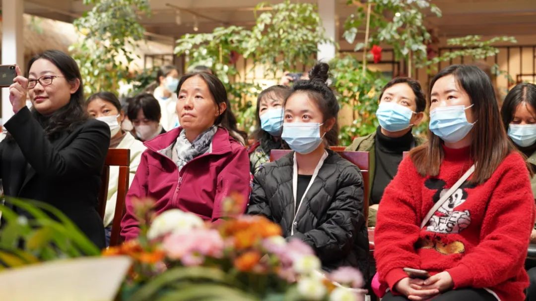 吴井街道妇女同胞创意鲜花美食献礼二十大