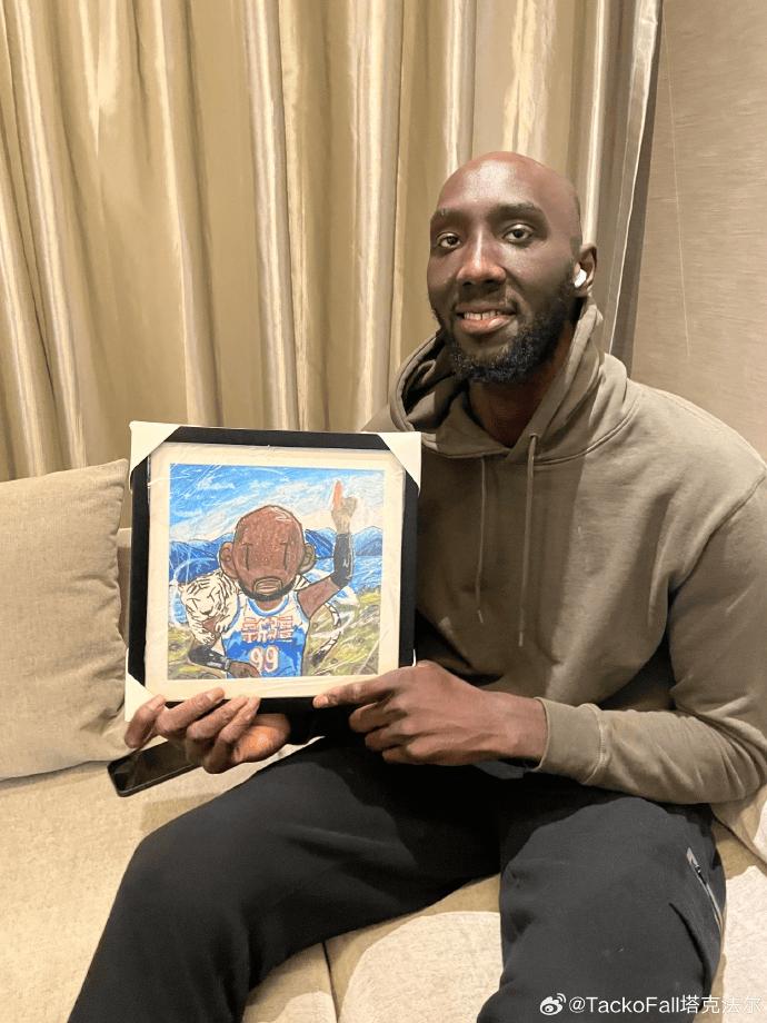 法尔告别新疆男篮,法尔向球迷打招呼