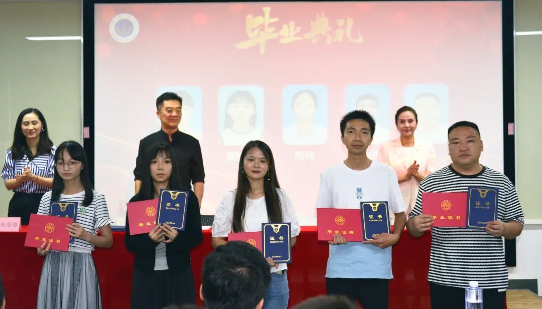 姣曚笟蹇箰闈掓槬钀藉箷,姣曚笟蹇箰鍦嗘弧缁撴潫