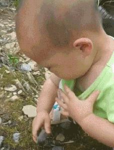 小哥也太菜了，不但没打中一个，还摔倒了，而且这不是足球