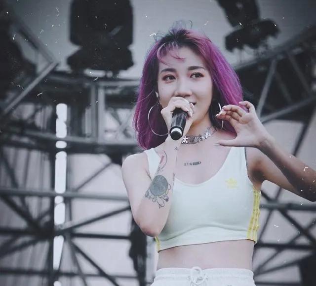 2天6个瓜：离婚、被骗1亿、女歌手演出脱上衣、男星骚扰多名女孩