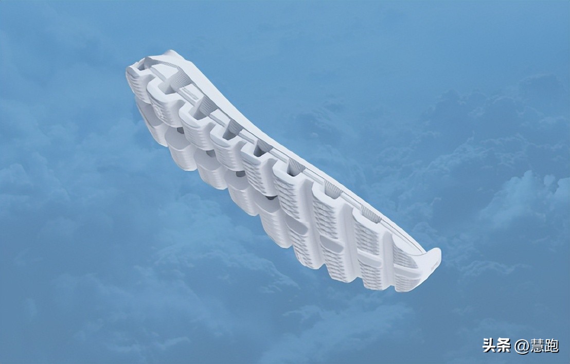 她不仅战胜了世界第一，她的跑鞋也打破了耐克阿迪对于冠军的垄断