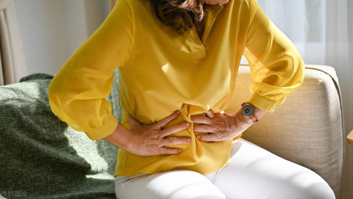 上个月，婆婆偷摸着问我要卫生巾，说来月经了，但她已绝经5年