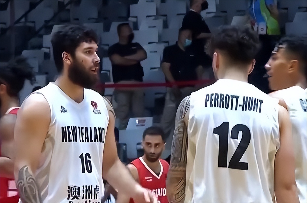 87-72！黎巴嫩队逆转夺冠大热门！中国队陷入两难，杜锋需要抉择