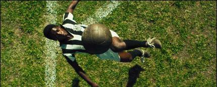 巴西球王贝利个人资料简介,球王贝利坎坷的传奇成名之路