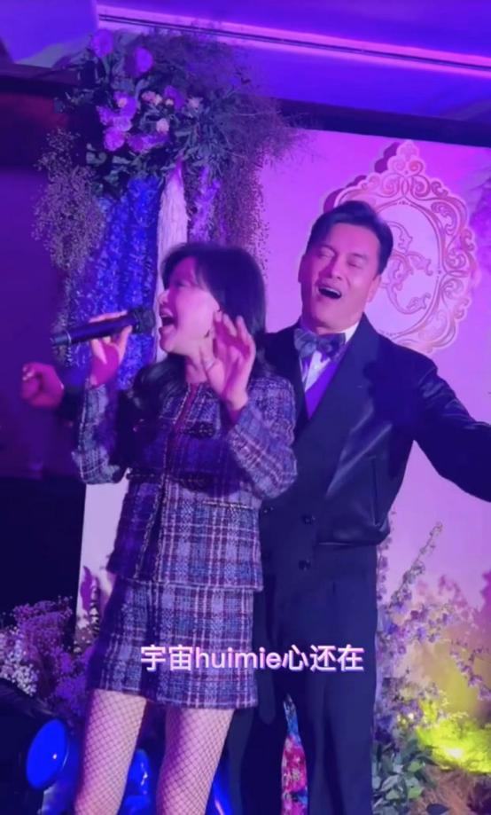 吕良伟老当益壮跟老婆海边秀恩爱,60岁吕良伟与老婆