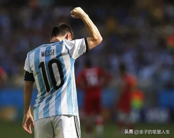 他身材矮小，却成为足坛巨星。他今年35岁，却还在续写传奇