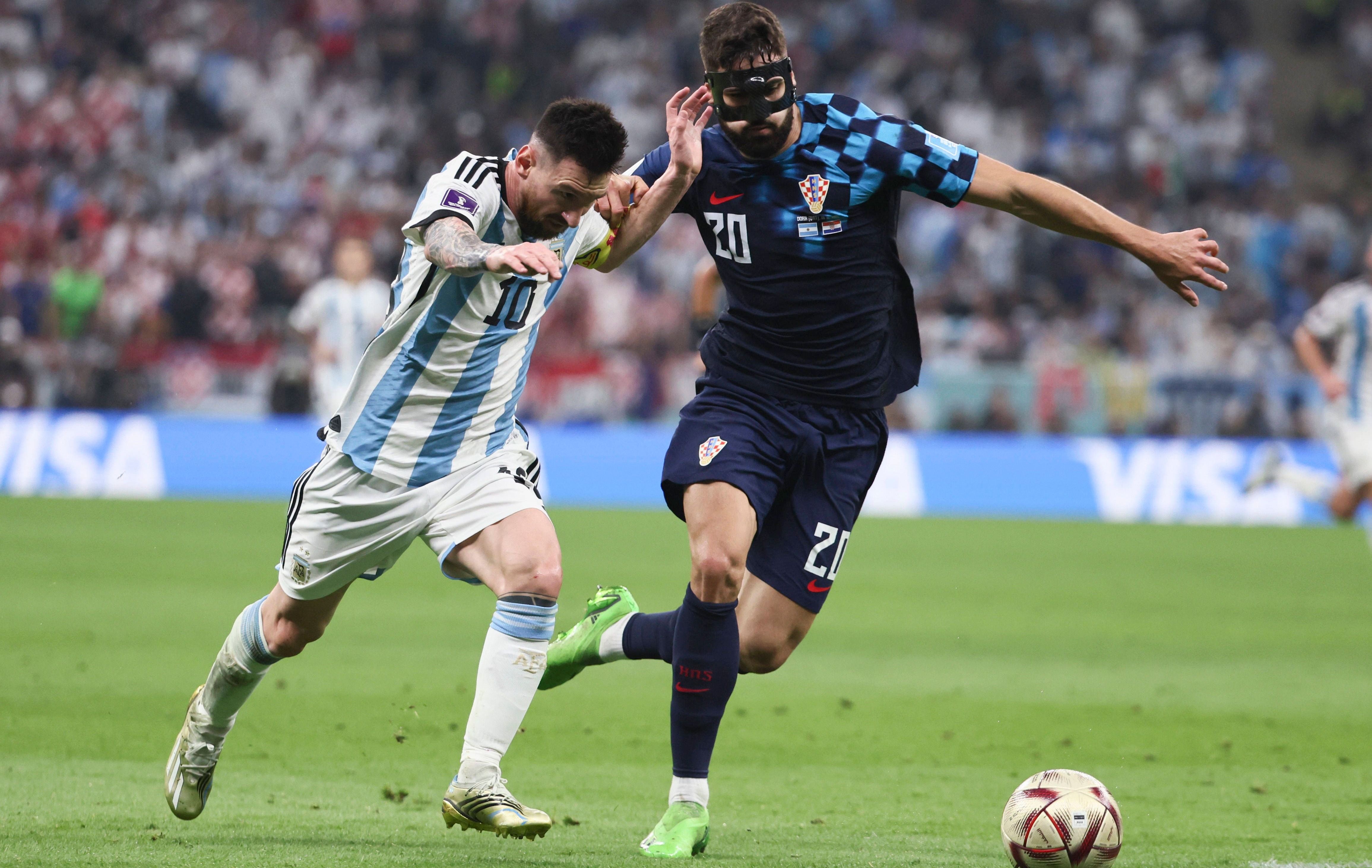 梅西世界杯助攻追平马拉多纳,梅西一场1v5致敬马拉多纳