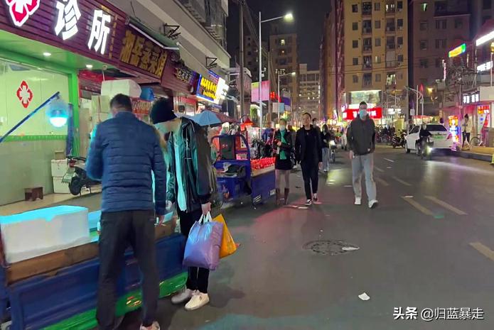 中国一线城市长沙，工资少物价高，游玩广场人流量巨大