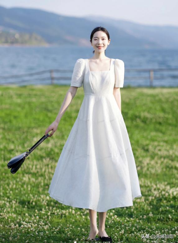 配裙子的平底单鞋时尚减龄,百搭裙子低跟鞋