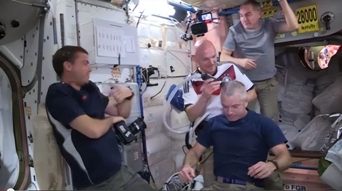 不想踢足球的宇航员不是好理发师，足球的热度火上了太空