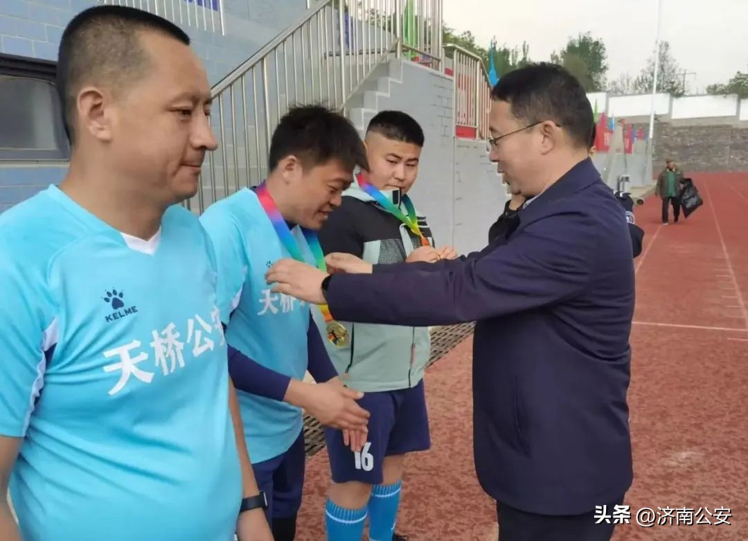 瞧瞧～警察队伍里的“足球小子”！