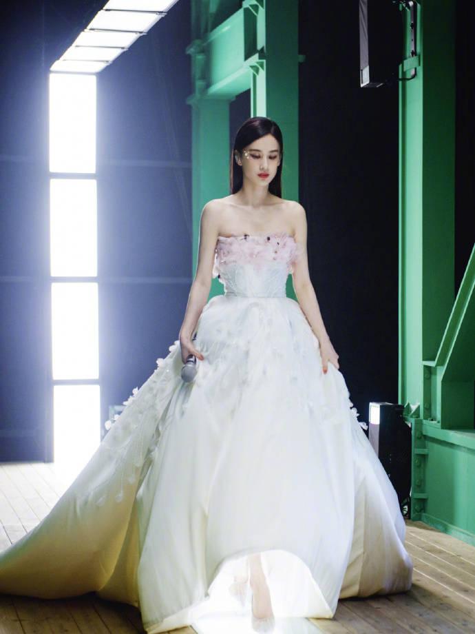 藏了8年才公开身份,藏了八年的秘密被妻子发现