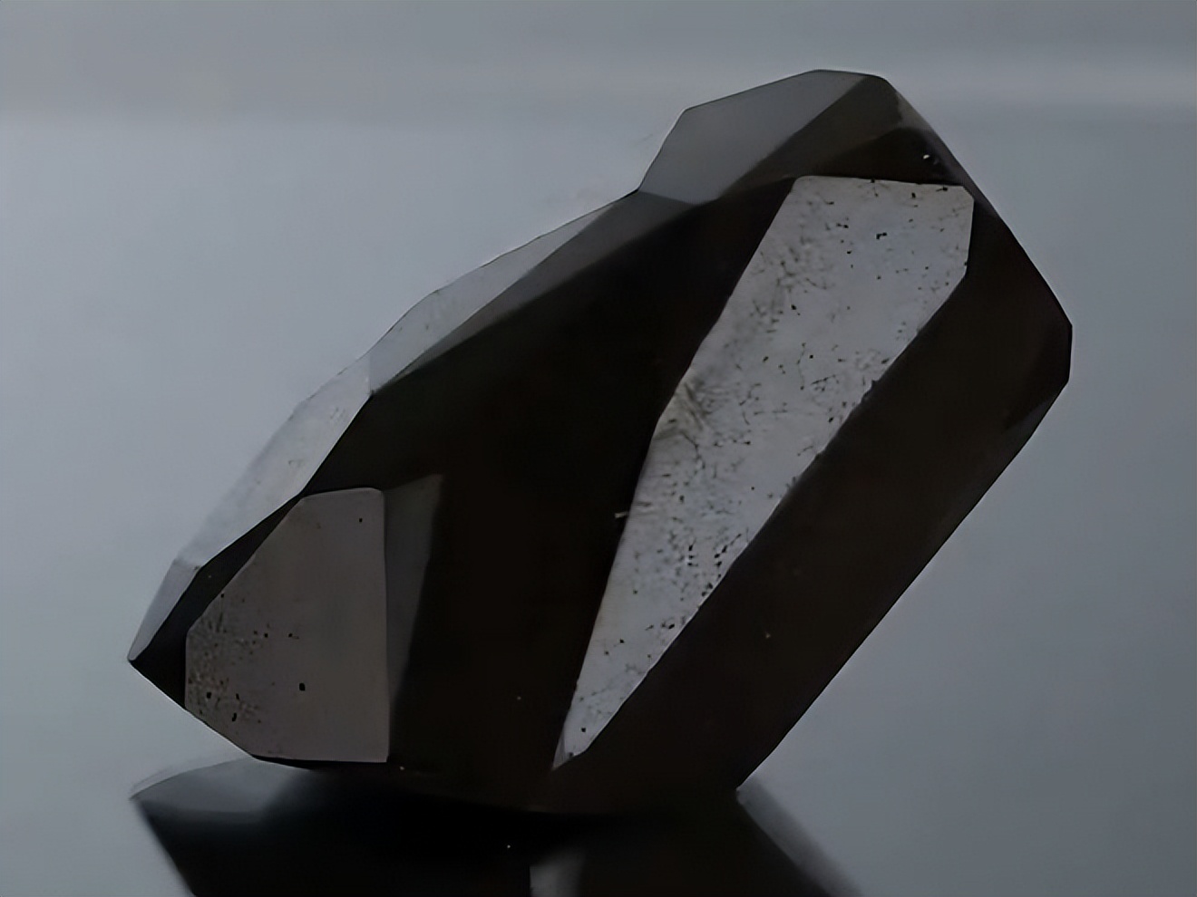 国际钻石协会公布一颗重达111.11克的黑钻石！却被拍出这样的天价