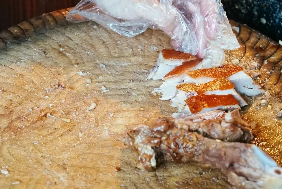 早餐烤乳猪，海鲜论盆卖？这座海岛小城舒坦得有点离谱了