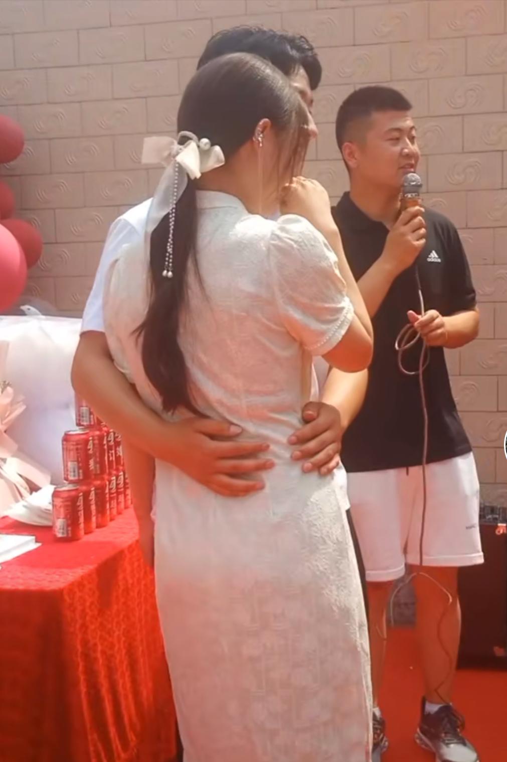 新人太害羞不会拥抱，大妈手把手教学，网友：一看就是相亲认识的