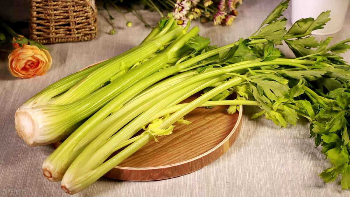 眼睛视力不好多吃点什么蔬菜,多吃这三种蔬菜对孩子视力有好处