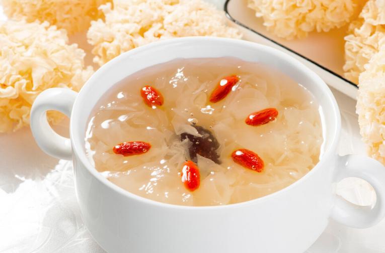 皮肤干燥吃什么补水最快最有效,皮肤干燥喝水补水敷面膜管用吗